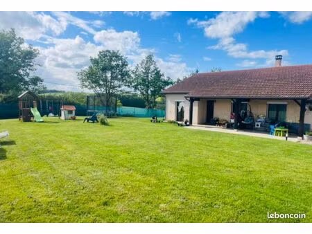 maison de plein pieds avec vaste extérieur