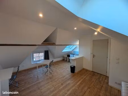 studio toutes charges comprises