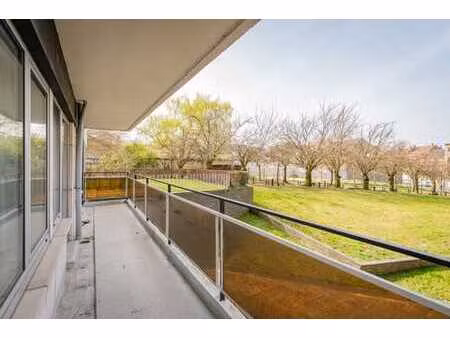 appartement lumineux au rez-de-chaussée avec grande terrasse