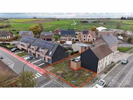 terrain à bâtir sur un emplacement d'angle intéressant à ba