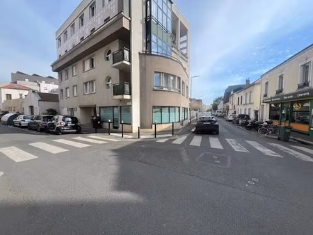 location locaux professionnels 118 m² à montreuil (93100)  30 000 €