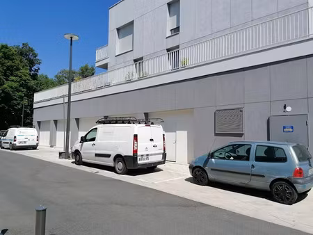 location locaux professionnels 300 m² à massy (91300)  38 400 €