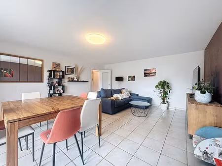 très grand appartement de type 3 de 77 m2 avec garage et vue dégagée