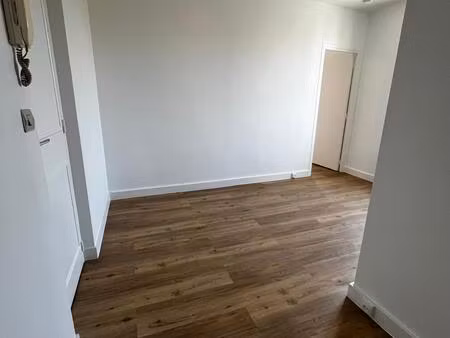 charmant f2 de 28m² non meublé au 1er étage – les pavillons-sous-bois