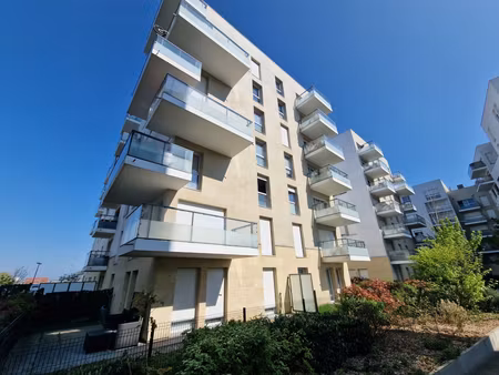 beau 2 pièces avec une terrasse et un parking à mantes la ville gare