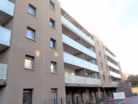 t2 avec terrasse et parking à sète