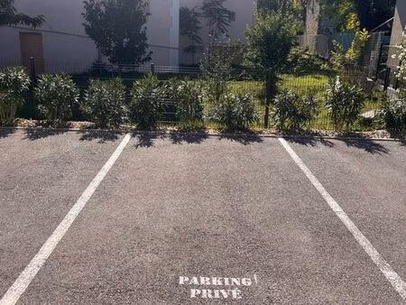 place de parking centre village à pieds