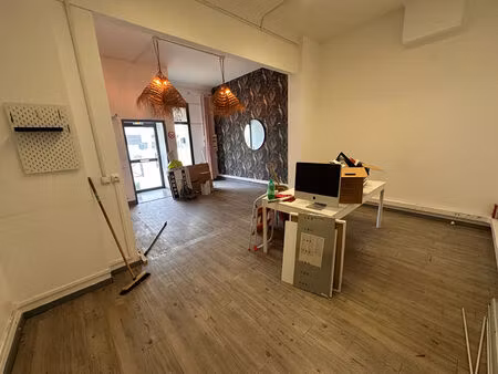 local coeur de ville sur place de la mairie