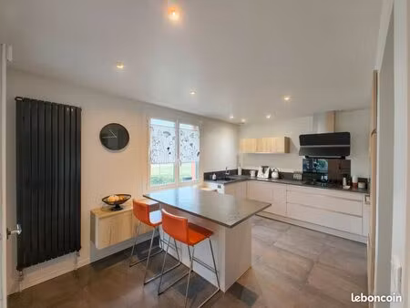 particulier : maison familiale avec piscine sur parc arboré (haut de plaisance)