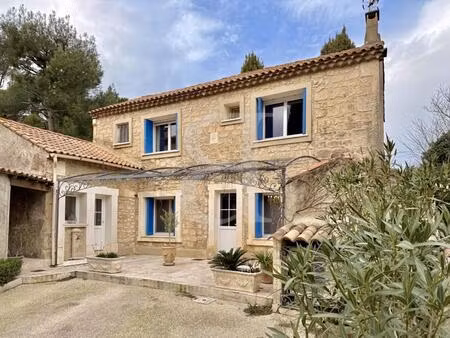 superbe maison avec piscine dans le centre village de paradou