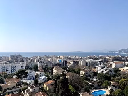 a louer - studio avec coin nuit  rénové avec goût  climatisé  belle vue mer