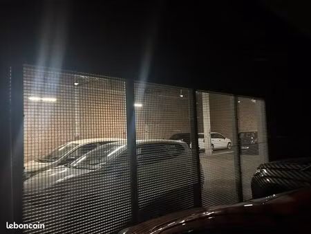 parking 17m2  couvert  éclairé et sécurisé près centre ville