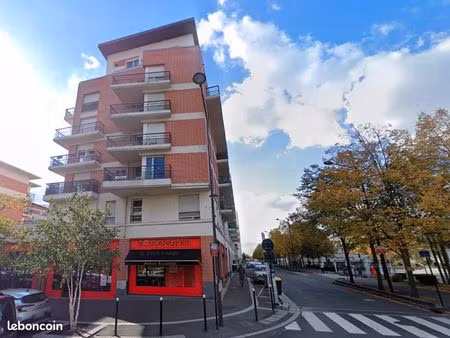 2 pièces meublé à 2 pas de la gare  de l'université  et du centre commercial evry2