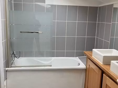 appartement 3 pieces avec cuisine équipée dressing et courette