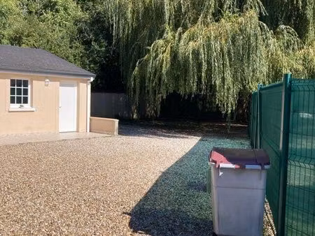 terrain 300m2 avec 1 pièce de 15 m2 cuisine et salle de bains avec douche lavabo place pou