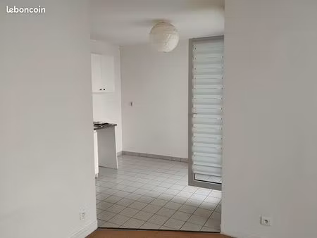 studio 1 pièce 28 m²