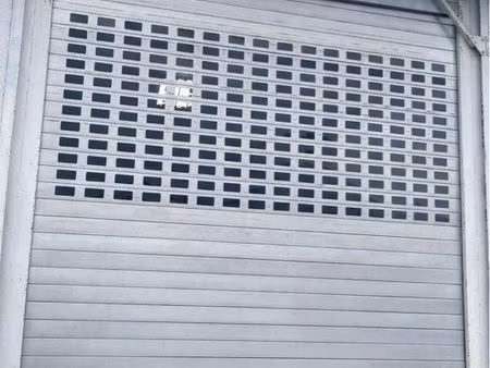 dépôt / local de stockage à louer – 100 m²