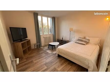 studio avec cuisine séparée + parking – 5 min métro cuire (+chauffage collectif)