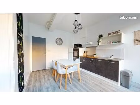 maison de ville de 75m² ( 2 gdes chambres) + cour + place de parking