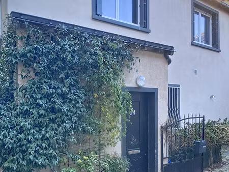 a vendre coeur de doutre  maison d'habitation composée de 4 appartements meublés loués en 