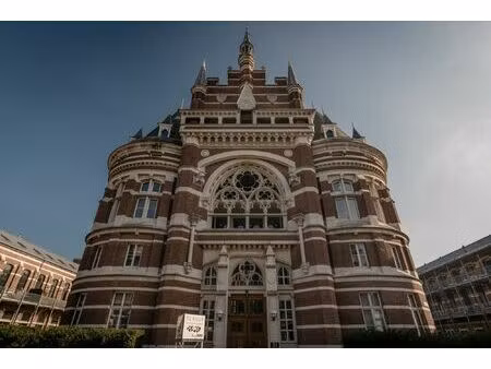 doornroosje en zillion in één sprookje: er was eens een appartement met een vijver in een 