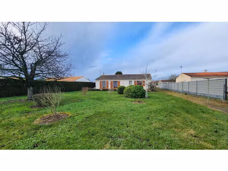 maison à vendre à maille - 3 chambres   garage et grand jardin clos