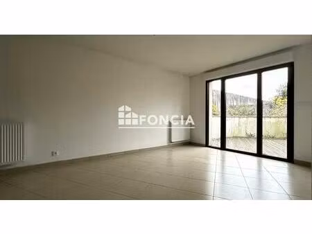 t2 avec terrasse et parking