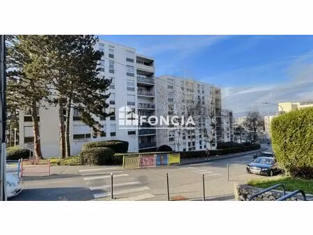 t4 lumineux avec balcon – centre firminy / hôpital