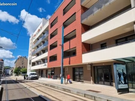 local professionnel 73m2