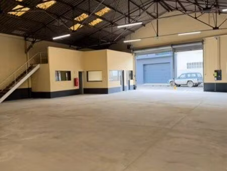 garage local à louer de 700 m2 couvert avec eau et électricité aux normes