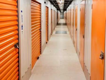 • box 3–5-10m² → parking individuel→ ferme