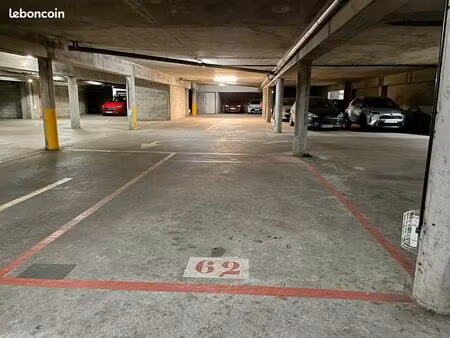 parking spacieux au sous-sol d'une résidence sécurisée aux amidonniers