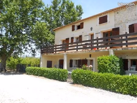 pernes les fontaines  f4 dans un mas  en campagne