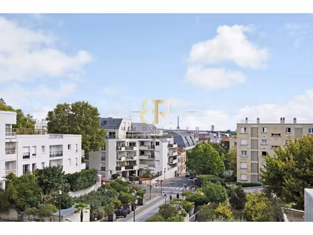 vue dégagée sur la tour eiffel / balcon / lumineux / calme