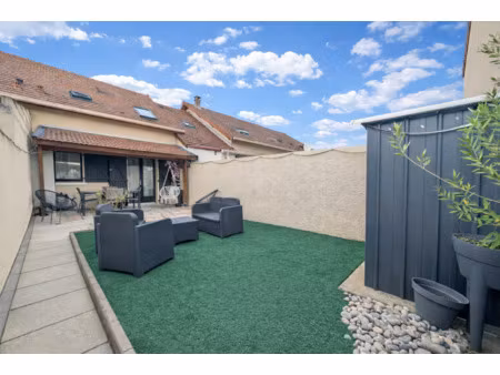 maison 2005  jardin clos et terrasse