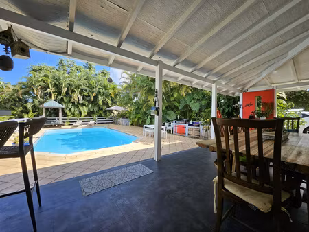 villa de plain-pied avec piscine et grand terrain à vendre