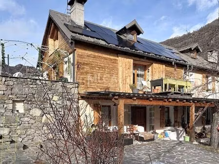 ancienne grange réhabilitée sur grand terrain