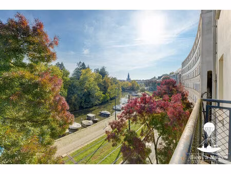 quai de versailles - un appartement de 3 pièces meublé