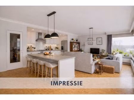 lichtrijk hoekappartement met terras op topligging