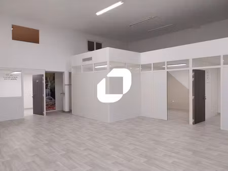 grand local commercial avec vitrine et parking