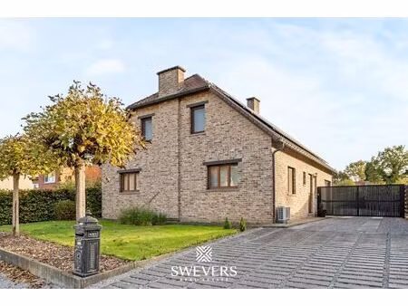 comfortabele vrijstaande woning met ruime kamers en zuid gerichte tuin