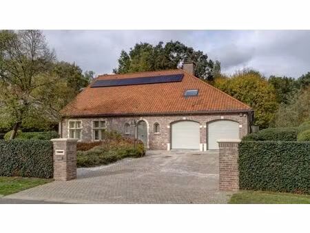 zeer ruime villa van 432m² op 21 are vlakbij golf-en meerdomein
