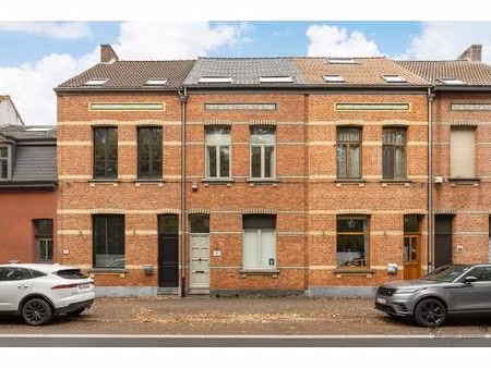 charmante  instapklare woning met vernieuwde designkeuken  4 slaapkamers en garage in hart