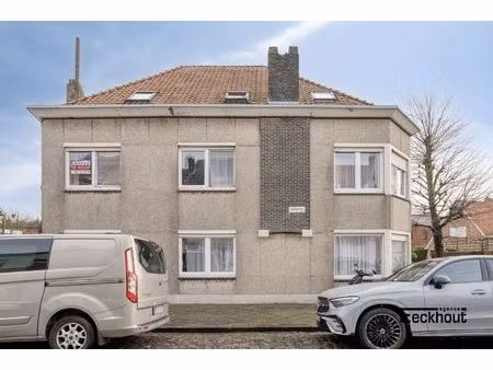 ruime hoekwoning met 6 slaapkamers en met terras en aangebouwde garage