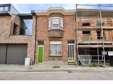 te renoveren woning met 2 (mogelijk 3) slaapkamers en tuin.