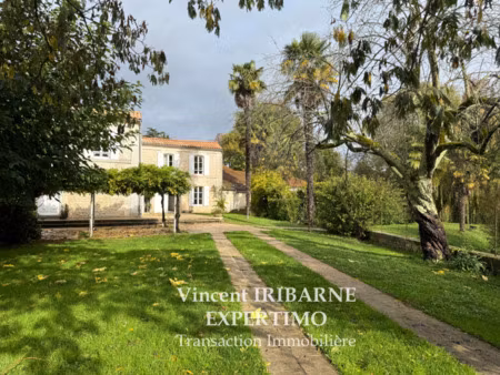 grande maison charentaise  4 chambres  piscine  jardin et grange