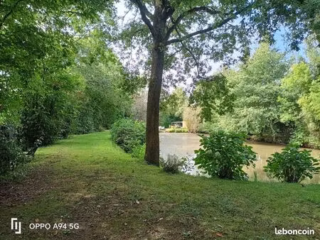 terrain de loisirs avec etang