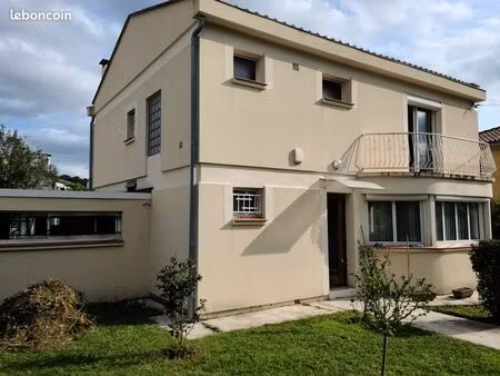 maison 4 chambres 1 bureau garage sur parcelle clôturée. pièces lumineuses
