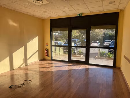 location commerce 3 pièces 79 m² à aix-en-provence (13090)