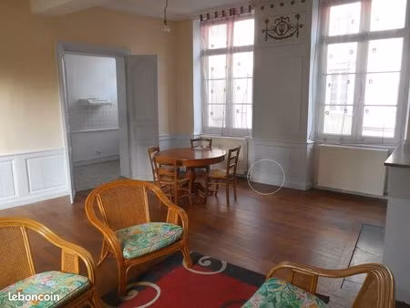 f2 de caractère  grande hauteur sous plafond  boiseries  parquet  ctre ville proxi commerc